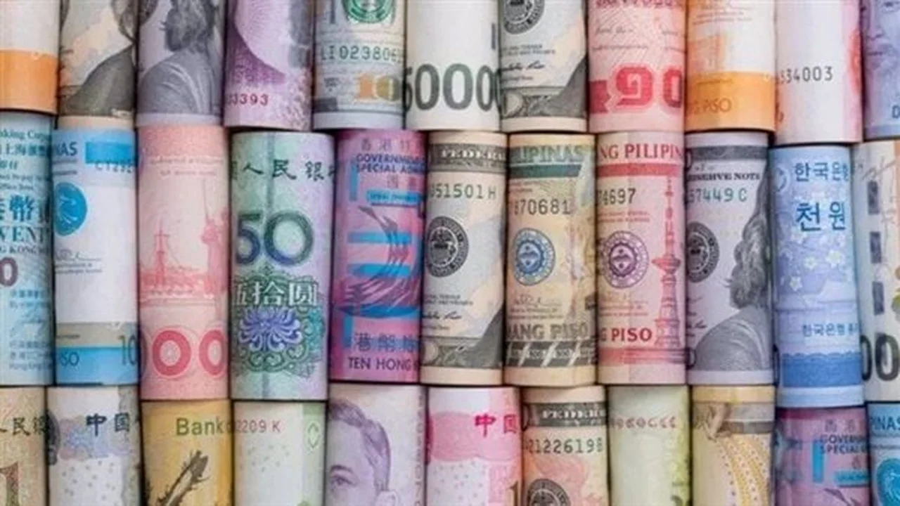 تحديثات الصرف.. تباين أسعار العملات العربية والأجنبية أمام الجنيه في البنك المركزي المصري